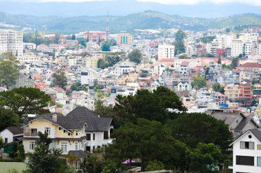 DA LAT CITY, VİETNAM - 15 Temmuz 2022: Vietnam, Da Lat şehrindeki manzara popüler bir turizm merkezidir. Gelişmiş Vietnam 'daki turizm şehri.