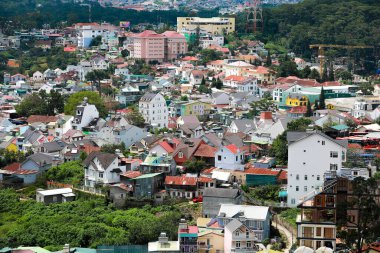 DA LAT CITY, VİETNAM - 15 Temmuz 2022: Vietnam, Da Lat şehrindeki manzara popüler bir turizm merkezidir. Gelişmiş Vietnam 'daki turizm şehri.