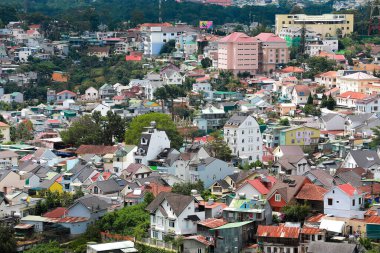 DA LAT CITY, VİETNAM - 15 Temmuz 2022: Vietnam, Da Lat şehrindeki manzara popüler bir turizm merkezidir. Gelişmiş Vietnam 'daki turizm şehri.