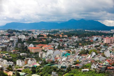 DA LAT CITY, VİETNAM - 15 Temmuz 2022: Vietnam, Da Lat şehrindeki manzara popüler bir turizm merkezidir. Gelişmiş Vietnam 'daki turizm şehri.