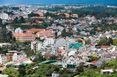 DA LAT CITY, VİETNAM - 15 Temmuz 2022: Vietnam, Da Lat şehrindeki manzara popüler bir turizm merkezidir. Gelişmiş Vietnam 'daki turizm şehri.