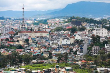 DA LAT CITY, VİETNAM - 15 Temmuz 2022: Vietnam, Da Lat şehrindeki manzara popüler bir turizm merkezidir. Gelişmiş Vietnam 'daki turizm şehri.