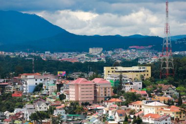 DA LAT CITY, VİETNAM - 15 Temmuz 2022: Vietnam, Da Lat şehrindeki manzara popüler bir turizm merkezidir. Gelişmiş Vietnam 'daki turizm şehri.
