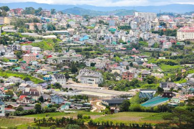 DA LAT CITY, VİETNAM - 15 Temmuz 2022: Vietnam, Da Lat şehrindeki manzara popüler bir turizm merkezidir. Gelişmiş Vietnam 'daki turizm şehri.
