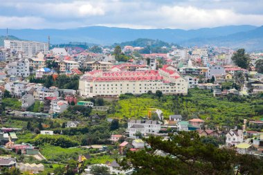 DA LAT CITY, VİETNAM - 15 Temmuz 2022: Vietnam, Da Lat şehrindeki manzara popüler bir turizm merkezidir. Gelişmiş Vietnam 'daki turizm şehri.