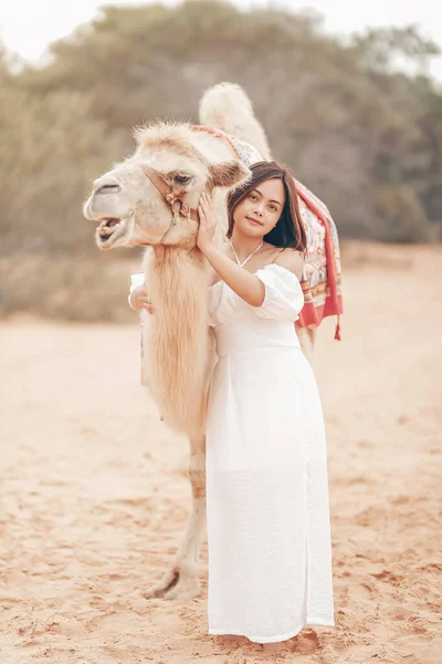 Портрет Азійської Молодої Жінки Білому Одязі Ландшафті Туристами Верблюдах Популярним — стокове фото