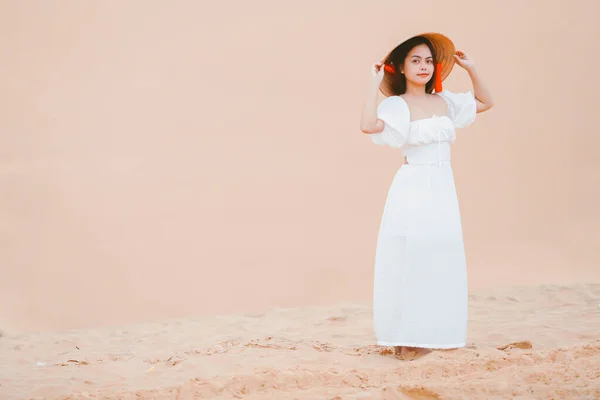 Retratos Mulher Com Vestido Branco Andando Dia Verão Brilhante Deserto — Fotografia de Stock