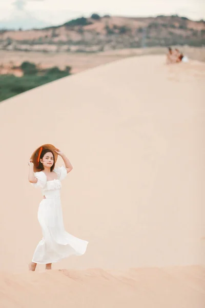 Portraits Woman White Dress Walking Bright Summer Day Mui Desert — Foto de Stock