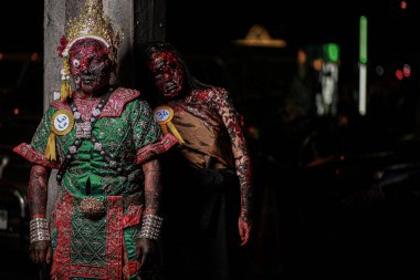 Nakhon Ratchasima, Tayland - 31 Ekim 2019: Taylandlı tipik bir Tayland elbisesi giymiş, Tayland 'da cadılar bayramı resmi olarak hayalet kostümlü bir moda yarışması düzenlemek. 