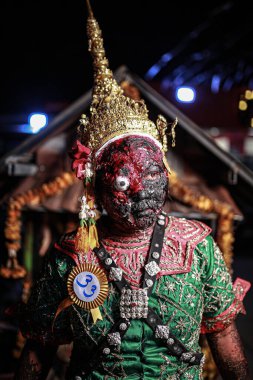 Nakhon Ratchasima, Tayland - 31 Ekim 2019: Taylandlı tipik bir Tayland elbisesi giymiş, Tayland 'da cadılar bayramı resmi olarak hayalet kostümlü bir moda yarışması düzenlemek. 