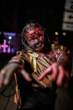 Nakhon Ratchasima, Tayland - 31 Ekim 2019: Taylandlı tipik bir Tayland elbisesi giymiş, Tayland 'da cadılar bayramı resmi olarak hayalet kostümlü bir moda yarışması düzenlemek. 