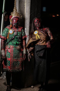 Nakhon Ratchasima, Tayland - 31 Ekim 2019: Taylandlı tipik bir Tayland elbisesi giymiş, Tayland 'da cadılar bayramı resmi olarak hayalet kostümlü bir moda yarışması düzenlemek. 