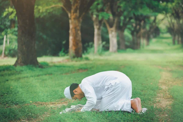 Religious Muslim Man Traditional Kandura Praying Outdoor Quiet Nature Environment — Photo