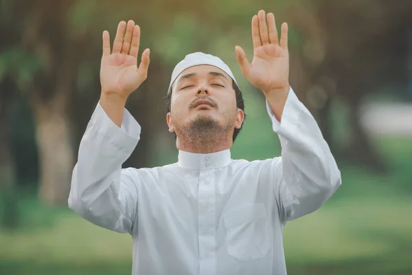 Religious Muslim Man Traditional Kandura Praying Outdoor Quiet Nature Environment — Stock Photo, Image