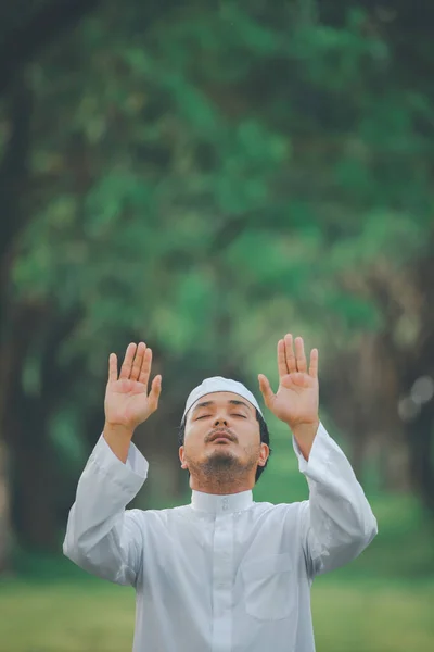 Θρησκευτικός Μουσουλμάνος Άνθρωπος Παραδοσιακή Καντούρα Προσεύχεται Εξωτερική Ήσυχο Περιβάλλον Της — Φωτογραφία Αρχείου