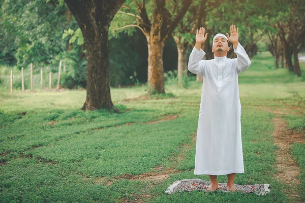 Religious Muslim Man Traditional Kandura Praying Outdoor Quiet Nature Environment — Fotografia de Stock