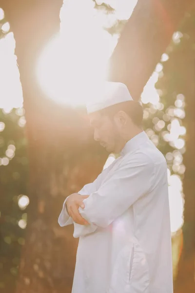 Religious Muslim Man Traditional Kandura Praying Outdoor Quiet Nature Environment — Fotografia de Stock