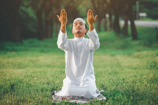Religious Muslim Man Traditional Kandura Praying Outdoor Quiet Nature Environment — Fotografia de Stock