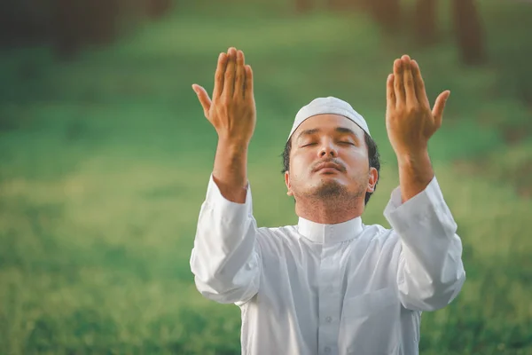 Religious Muslim Man Traditional Kandura Praying Outdoor Quiet Nature Environment — Fotografia de Stock