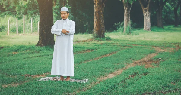 Religious Muslim Man Traditional Kandura Praying Outdoor Quiet Nature Environment — Fotografia de Stock