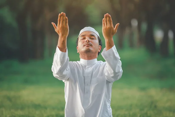 Religious Muslim Man Traditional Kandura Praying Outdoor Quiet Nature Environment — Fotografia de Stock