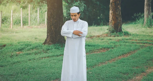 Релігійний Мусульманський Чоловік Традиційно Молиться Відкритому Повітрі Тихому Природному Середовищі — стокове фото