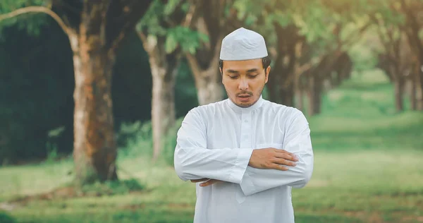 Religious Muslim Man Traditional Kandura Praying Outdoor Quiet Nature Environment — Fotografia de Stock