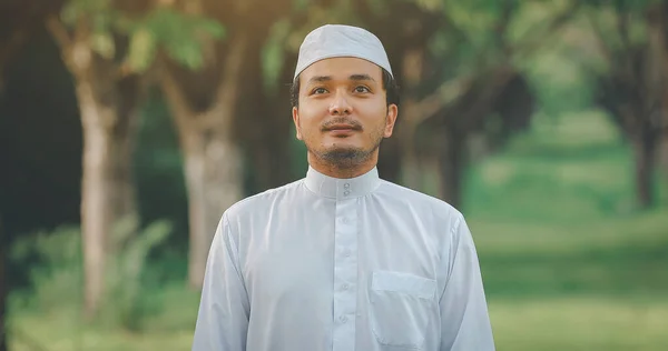 Religious Muslim Man Traditional Kandura Praying Outdoor Quiet Nature Environment — Fotografia de Stock