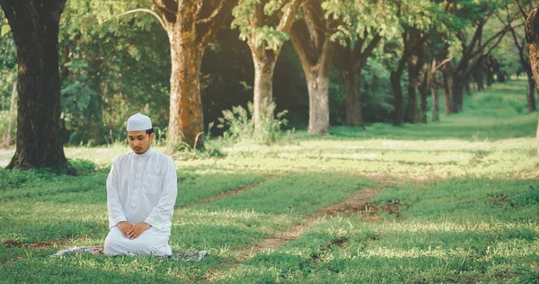 Religious Muslim Man Traditional Kandura Praying Outdoor Quiet Nature Environment — Fotografia de Stock