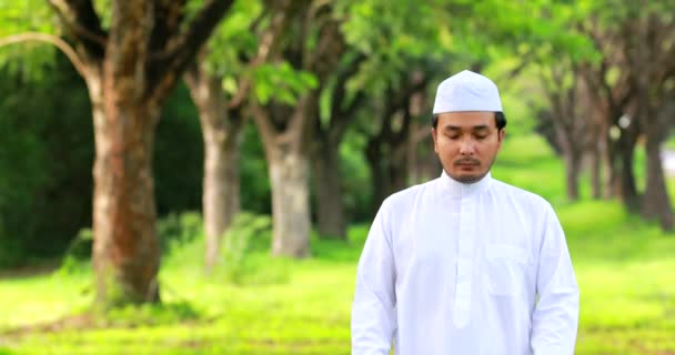 Религиозный Мусульманин Традиционная Кандура Молиться Открытом Воздухе Тихой Природе Солнечные — стоковое видео