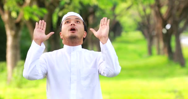Religious Muslim Man Traditional Kandura Praying Outdoor Quiet Nature Environment — Stock video
