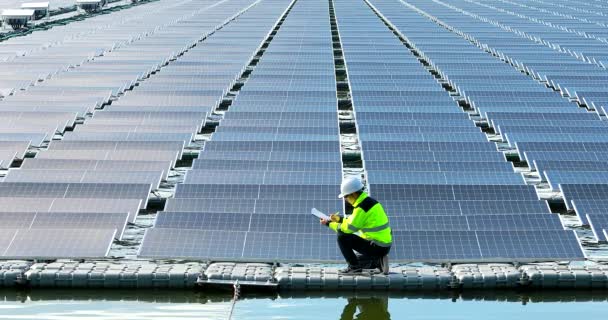 Portrait Professional Man Engineer Working Checking Panels Solar Energy Buoy — Vídeo de Stock