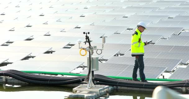 Portrait Professional Man Engineer Working Checking Panels Solar Energy Buoy — Vídeo de Stock