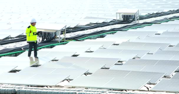 Portrait Professional Man Engineer Working Checking Panels Solar Energy Buoy — Vídeos de Stock