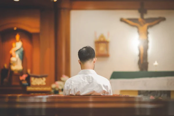 Ásia Homem Barba Vestindo Whith Camisa Cristão Sentado Igreja — Fotografia de Stock