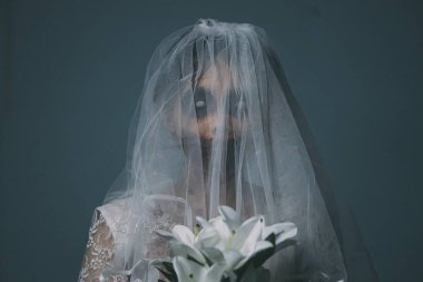 Asyalı bir kadının portresi hayalet gelin ölümü ve kan korkunç korku sahnesi arka plan, Cadılar Bayramı festivali konsepti