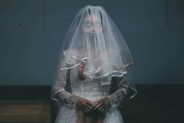 Asyalı bir kadının portresi hayalet gelin ölümü ve kan korkunç korku sahnesi arka plan, Cadılar Bayramı festivali konsepti