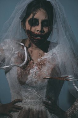 Asyalı bir kadının portresi hayalet gelin ölümü ve kan korkunç korku sahnesi arka plan, Cadılar Bayramı festivali konsepti