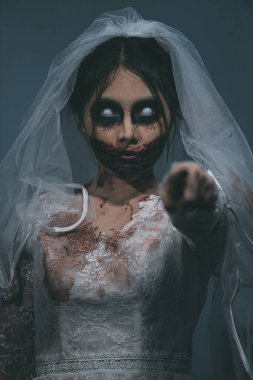 Asyalı bir kadının portresi hayalet gelin ölümü ve kan korkunç korku sahnesi arka plan, Cadılar Bayramı festivali konsepti