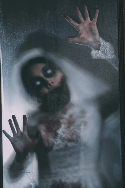 アジアの女性のシルエットの肖像はゴースト花嫁の死を構成し 恐怖は背景のための暗い恐ろしいホラーシーンである血 ハロウィン祭りのコンセプト — ストック写真