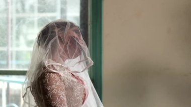 Asyalı bir kadının portresi hayalet gelin ölümü ve kan korkunç korku sahnesi arka plan, Cadılar Bayramı festivali konsepti.