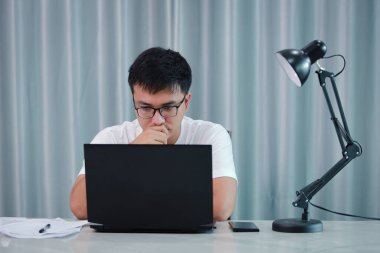 teknoloji, uzaktan iş ve yaşam tarzı konsepti - gözlüklü mutlu Asyalı adam evde veya online alışveriş, ev işi, serbest çalışma, çevrimiçi öğrenme, öğrenim.