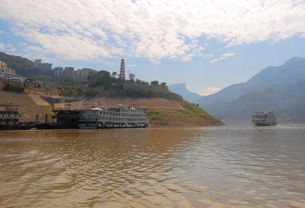 Yangtse Nehri üzerinde tekne — Stok fotoğraf