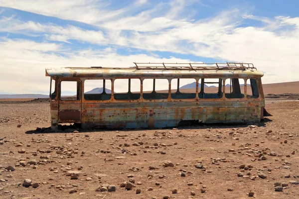 Verlaten bus in de woestijn — Stockfoto