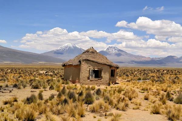 Typical Bolivian house with volcanoes — Stock Photo, Image
