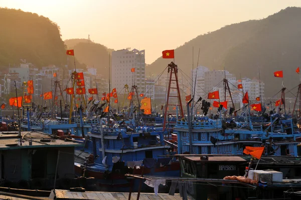 Vietnamesiska fiskebåtarna i hamnen — Stockfoto