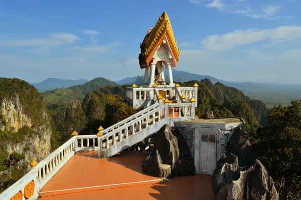 Buddyjski świątyni mountainpeak w Tajlandii — Zdjęcie stockowe