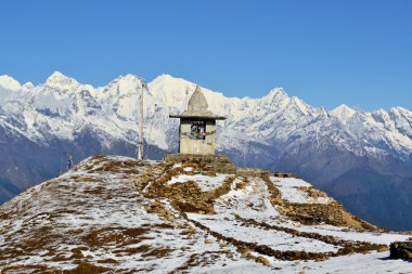 himalaya Dağları'nda bir tepe üzerinde gompa