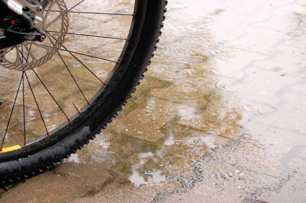 Wheel of a mountain bike in the rain