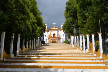 Paskalya'da bir tepede renkli Katolik Şapel